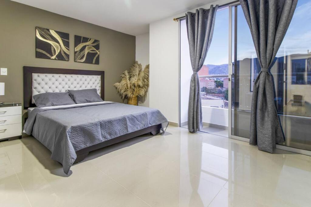 Amplio Apartamento En Calasanz - Estadio Меделин Екстериор снимка